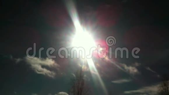 云和太阳的运动视频的预览图