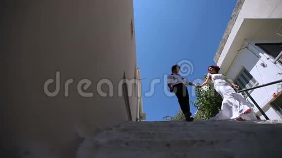 新婚夫妇走下台阶视频的预览图