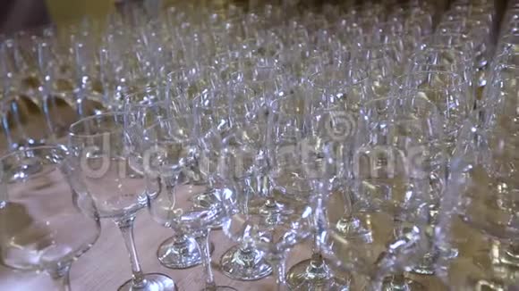 一排都是空的香槟杯为假期做准备一件大事视频的预览图