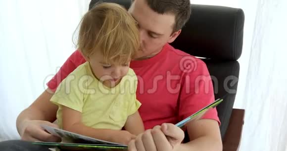 父亲在给儿子读书视频的预览图