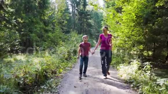 母亲和儿子在公园散步交流未来的教育或职业慢动作视频的预览图