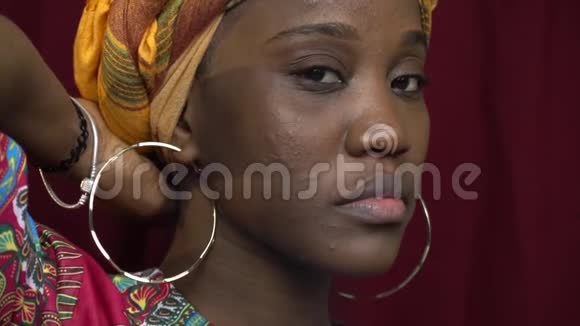 神秘的非洲女性传统服装摆在相机上慢动作视频的预览图