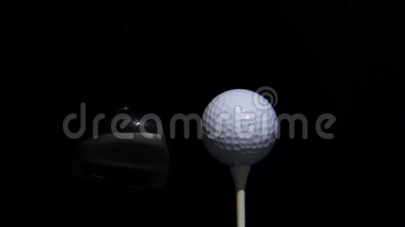 高尔夫球打在发球台上视频的预览图