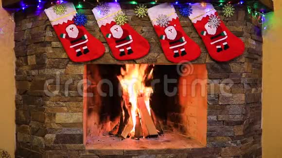 有漂亮圣诞装饰的壁炉视频的预览图