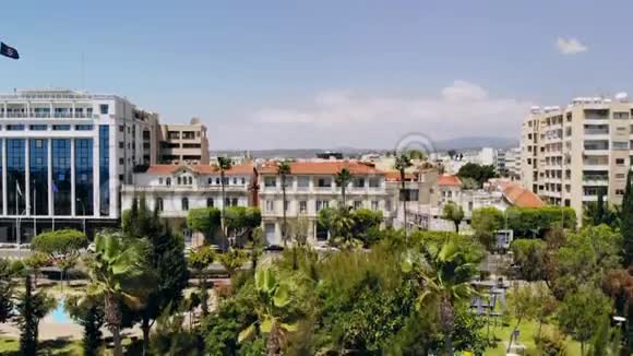 利马索尔航空公司摄像机从堤岸上方升起俯瞰城市建筑视频的预览图