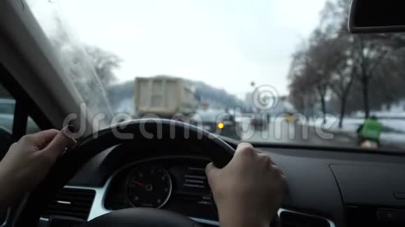 特写镜头女人手牵着车窗外是一个冬天的城市4K慢慢视频的预览图
