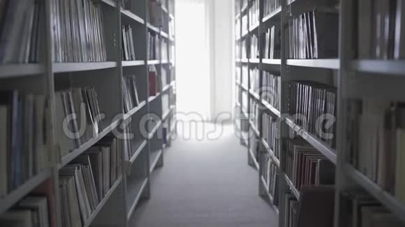 图书馆的书架上有很多书视频的预览图
