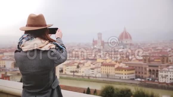 愉快的旅游女孩在令人惊叹的城市景观全景意大利佛罗伦萨步行离开视频的预览图