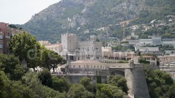 美丽的城堡位于度假小镇行动城堡位于山区有度假小镇游客视频的预览图