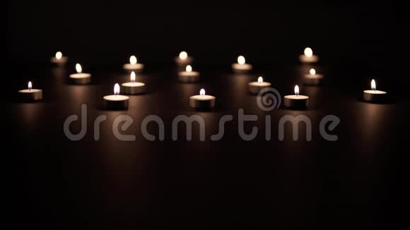 一排排黑色的蜡烛视频的预览图