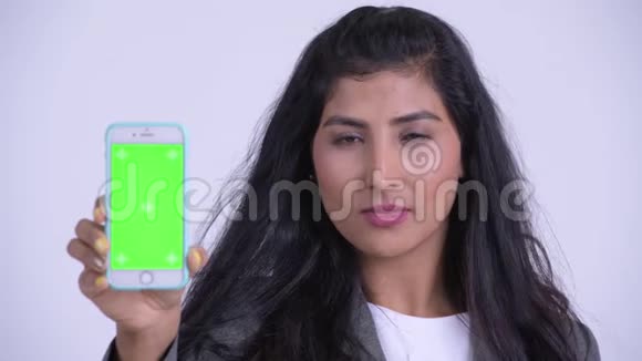 年轻快乐的波斯女商人展示电话视频的预览图