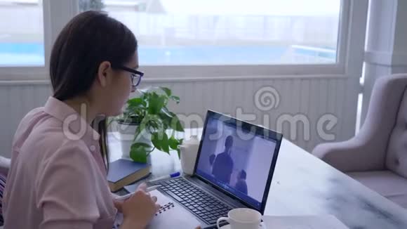 电子学习年轻女性眼镜通过在线教学自我发展使用笔记本电脑并在视频的预览图
