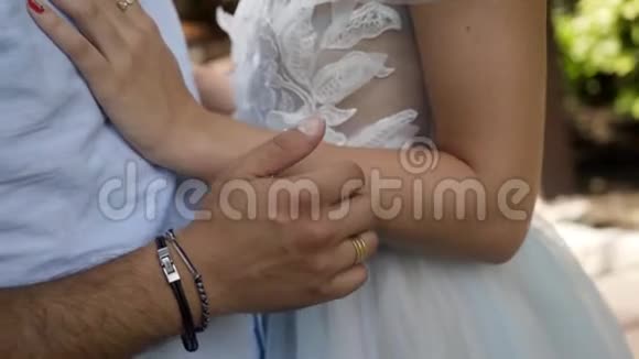 新婚夫妇的亲密抚手行动温柔地抚摸着相爱的新婚夫妇的手美丽和美丽视频的预览图