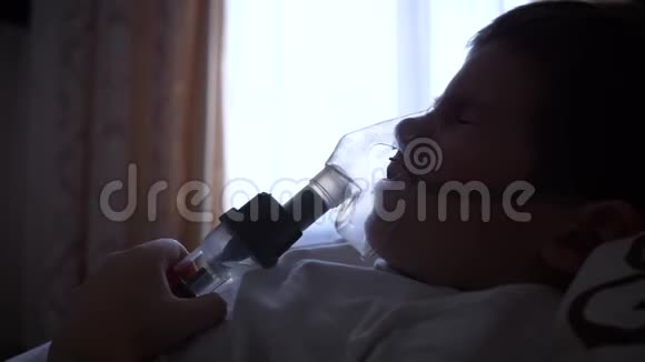 雾化程序带面罩的疼痛儿童通过吸入器呼吸并有预防哮喘的药物视频的预览图