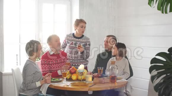 家人庆祝新年圣诞节视频的预览图