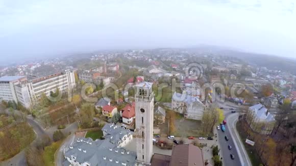 vov圣母保护教堂钟楼的鸟瞰图视频的预览图