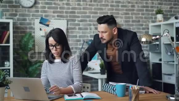 男人和女人的同事用手提电脑聊天分享商业想法视频的预览图