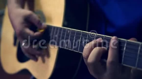 一个弹吉他的人视频的预览图