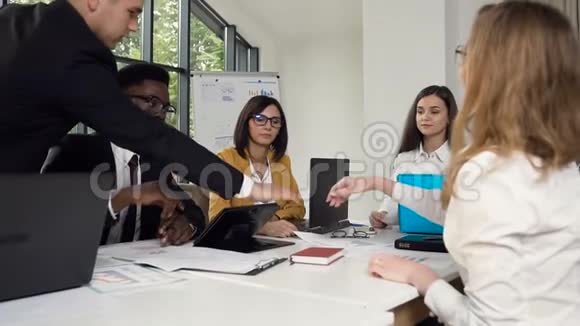 年轻的混合种族群体在现代办公室的工作场所把手放在一起年轻企业集团视频的预览图
