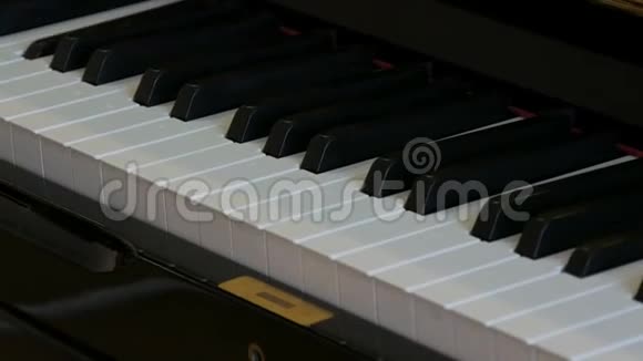 自弹钢琴黑色钢琴键盘特写视频的预览图