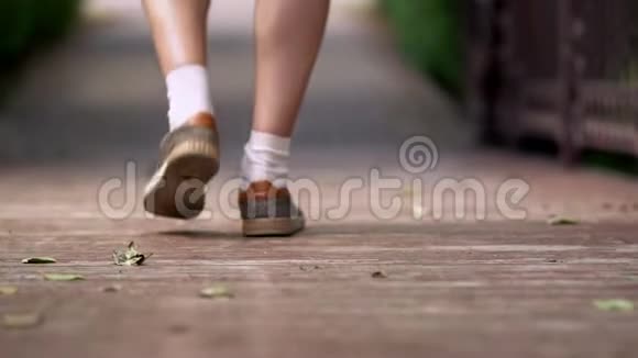 穿着运动鞋的人走在人行道上视频的预览图