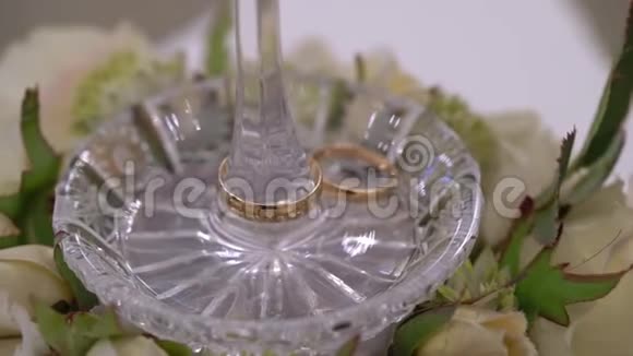 玻璃盘子里的结婚戒指视频的预览图