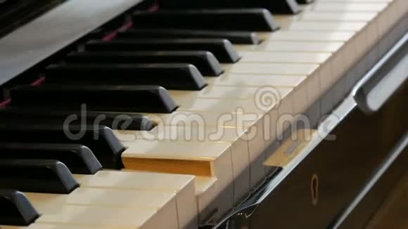 自弹钢琴黑色钢琴键盘特写视频的预览图
