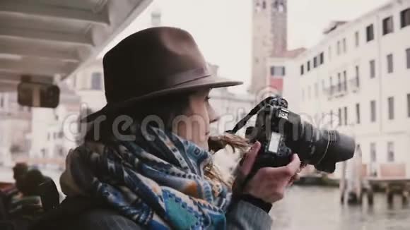 为美丽的高加索旅游博客女孩拍摄的特写照片在威尼斯运河上令人惊叹的贡多拉游览之旅视频的预览图