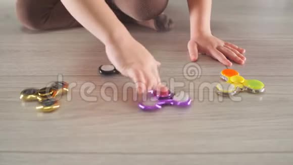 小孩子玩现代流行的手玩具旋转器男孩玩旋转黄金反应力旋转与一个视频的预览图