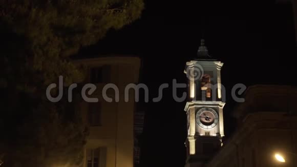 夜晚的老城小教堂行动美丽的简易小教堂在夜晚被灯笼照亮古老的夜景视频的预览图