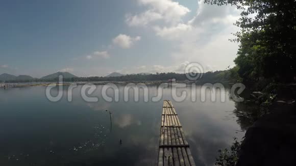阴天时漂浮在污染湖上的竹筏视频的预览图
