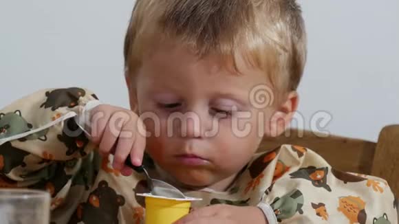 两岁的男孩吃酸奶视频的预览图