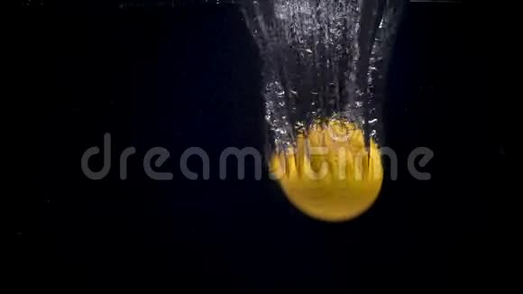 水中柠檬的视频视频的预览图