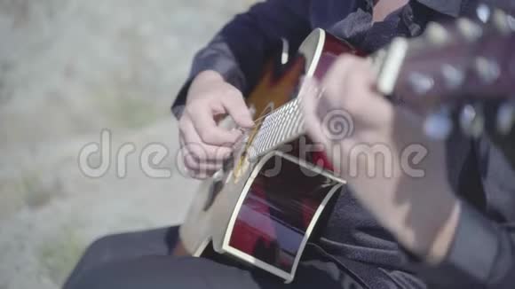 人类的双手在大自然中弹吉他视频的预览图