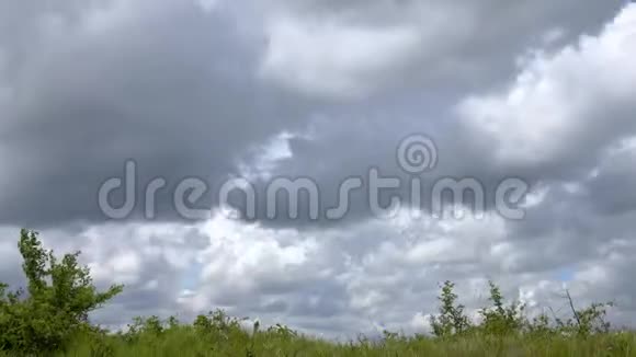 草地上令人印象深刻的风暴云时间流逝视频的预览图