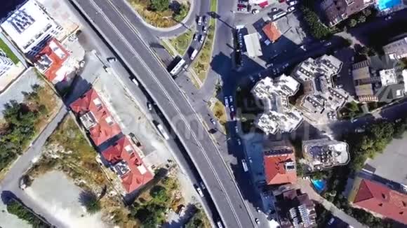 南城繁忙公路的俯视图剪辑城市高速公路与移动汽车在城市与村舍在夏天现代视频的预览图