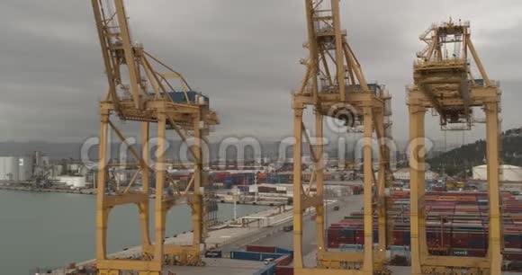 空中观景港口的海港和装货码头上有起重机和多色货物集装箱视频的预览图