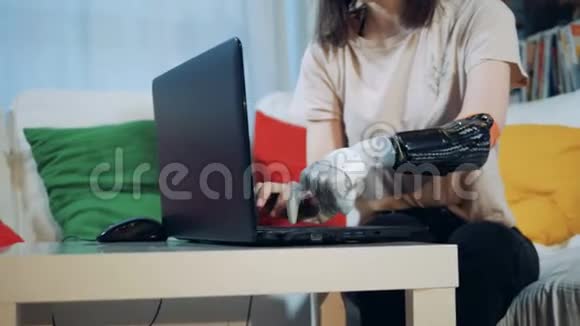 一个女人用人造手做笔记本电脑特写视频的预览图