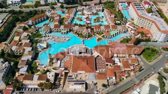 塞浦路斯AyiaNapa豪华酒店和别墅的鸟瞰图视频的预览图