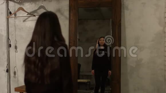 可爱的亚洲女人照镜子视频的预览图