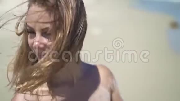 红发年轻女子微笑着看着夏天海滩上的镜头桑迪上的幸福美女特写视频的预览图