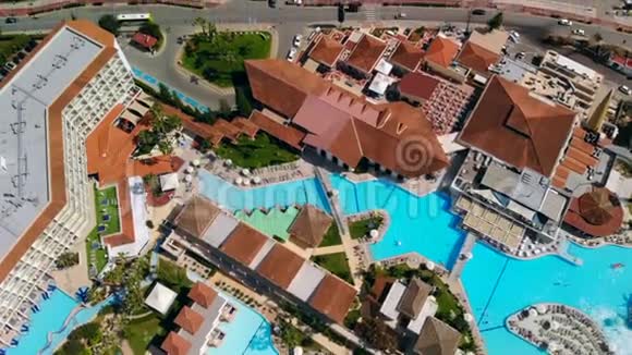塞浦路斯阿伊亚纳帕拥有豪华酒店和美丽海滩的海岸线全景视频的预览图