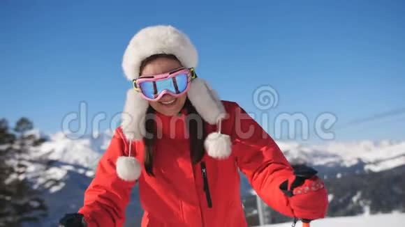 快乐的女人滑雪者开始从山顶上为下降而移动滑雪场视频的预览图