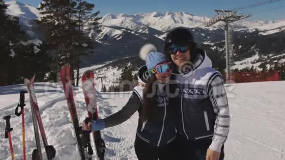 几个滑雪者在下一次下山前休息欣赏冬天的风景视频的预览图