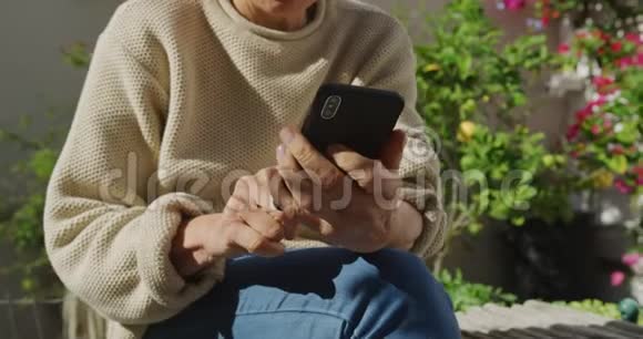 老年妇女在户外享受空闲时间视频的预览图
