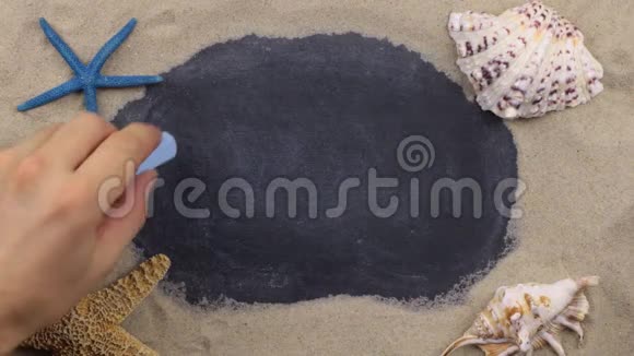 用粉笔书写的单词PHUKET在贝壳和星星上景视频的预览图