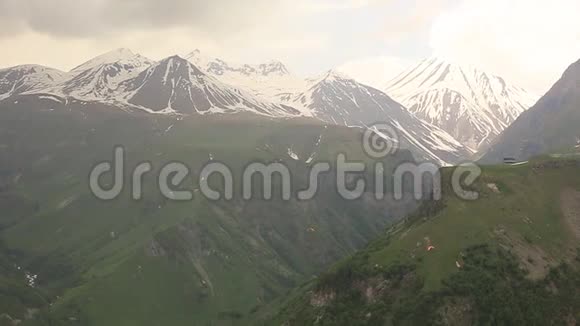 滑翔伞在山上飞得很高视频的预览图