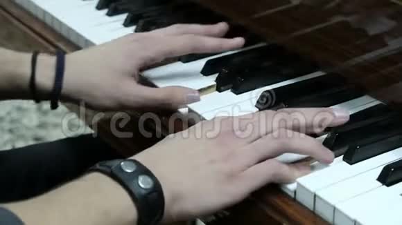 男性手弹钢琴那个人弹钢琴一个年轻人的手按着音乐的黑白键视频的预览图