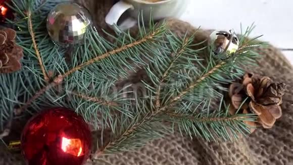 白色木桌上有咖啡杯玩具和松树的圣诞装饰视频的预览图