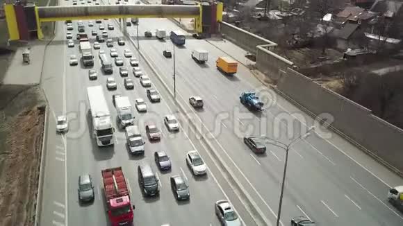 乘坐汽车和卡车飞越高速公路视频的预览图